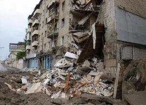 У Харкові численні "прильоти" у житлові будинки і ТЦ, окупанти атакували також Миколаїв та Одесу: відео очевидців