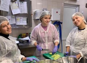 "Обед без бед": дочь Зеленского готовила еду малоимущим (фото)