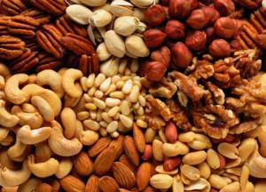 Диетолог рассказала, кому противопоказано употреблять орехи