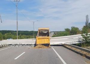 Біля Умані вантажівка обвалила міст: названо причину (фото)