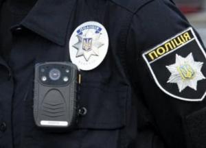 Во Львове мужчина бросился на авто патрульных и делал вид, что его сбили (видео)