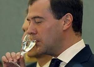 Медведєв пригрозив ЄС через план використання заморожених активів для кредиту Україні