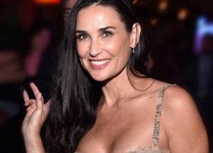 Деми Мур показала архивный снимок без белья