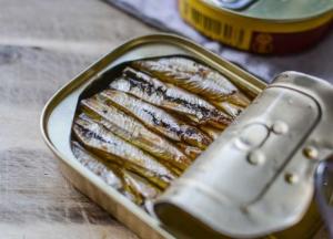 Диетологи объяснили, чем опасны шпроты