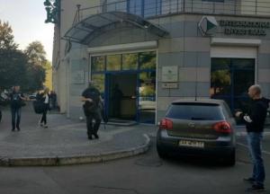 В банк Порошенко пришли с обысками (фото)