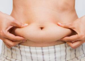 Врачи назвали 3 типа продуктов, увеличивающих жир на животе 