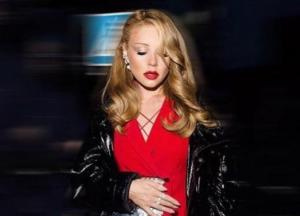 У Тины Кароль заметно округлился животик, скрывать уже не получается (фото)