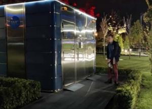 В Днепре турист застрял в общественном туалете 