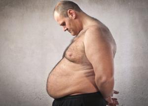 Врачи рассказали, чем чревато скопление жира на талии у мужчин