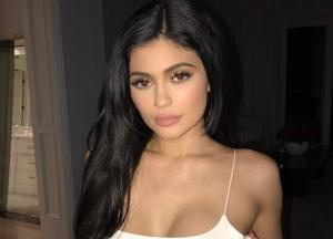 В одной лишь шляпе: обнаженная Кайли Дженнер похвасталась шикарными формами (фото)