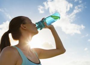 Медики назвали дневную норму воды в жару