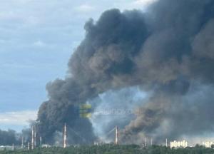 Нафта з неба замість каменів: Генштаб підтвердив удари по жирних цілях РФ (добірка відео)