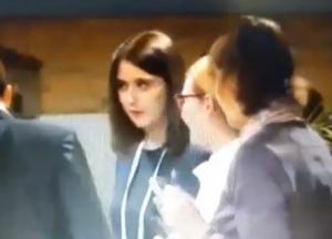 "Предыдущие истории ничему не научили": пресс-секретарь президента Мендель угодила в новый скандал (видео)