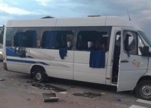 На трассе Киев-Харьков расстреляли микроавтобус (фото, видео)