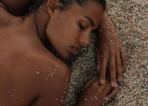 Тина Кунаки разделась на безлюдном пляже (фото)