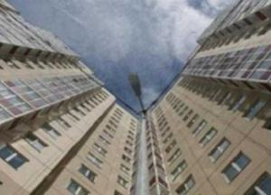 В Киеве мужчина выпал из окна столичной многоэтажки