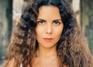 Настя Каменских продемонстрировала загорелое тело в белоснежном купальнике (фото)