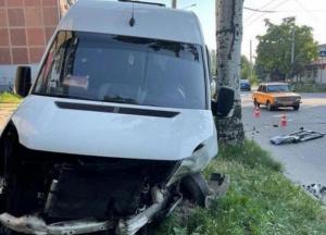 В Запорожье в ДТП с маршруткой пострадали 13 человек, из них двое детей
