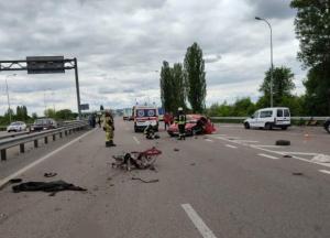 На Киевщине легковушка влетела в отбойник - погибли три человека, среди которых ребенок