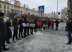 В ход пошли дымовые шашки: во Львове пикетируют прокуратуру из-за освобождения беркутовцев (видео, фото)