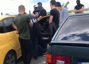 Перед Законом відповідатиме організована група з двох слідчих поліції Мелітополя та громадянина, які вимагали 10 тис. доларів США від харківської підприємиці