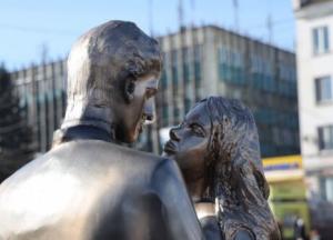 В сети высмеяли нелепый памятник влюбленной пары в Каменском (фото)