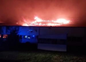 В Мукачево произошел крупный пожар на лыжной фабрике (фото)