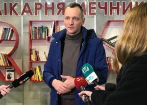 Советник премьера Юрий Голик привез в больницу Мечникова сотни новых книг