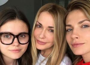 Ольга Сумская прогулялась по Киеву в компании своих дочерей (фото)