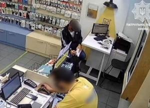В Киеве вор украл смартфон, но оставил паспортные данные (фото)
