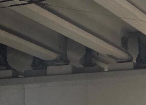 В Киеве начинает разрушаться недавно отремонтированный мост (фото)