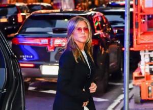 50-летняя Дженнифер Энистон похвасталась фигурой в белом наряде (фото)