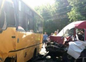 Под Киевом столкнулись две маршрутки и легковушка, пострадали 26 человек (фото, видео)