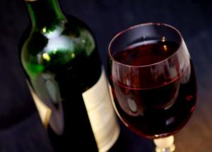 Ученые признали, что красное вино помогает в борьбе с депрессией и тревогой