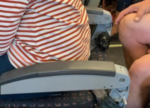 Пассажирка в кресле без спинки летела рейсом лоукостера EasyJet (фото)