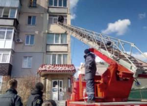 На Харьковщине мужчина угрожал выбросить 11-месячного ребенка из окна  