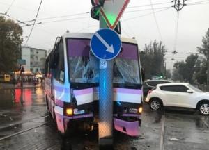 В Одессе маршрутка врезалась в столб, есть пострадавшие