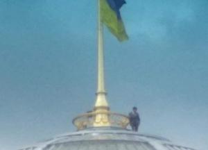 Зеленский залез на купол Верховной Рады: в Сети смеются (фото)