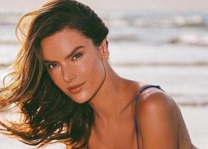 Популярная супермодель снялась полностью обнаженной (фото)