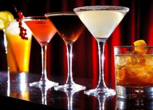 Врачи рассказали, как алкоголь влияет на вес человека