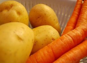 Диетологи рассказали о вреде картофеля и моркови