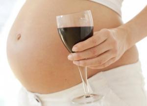 Сколько беременных украинок любят выпить: гинекологи шокировали статистикой