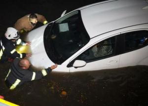 В Одесі через зливу загинула сімʼя з 5 людей, потонули також 3 жінки та чоловік, яких накрило хвилею (відео)