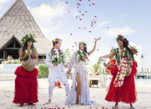 Финалист "Танців з зірками" сыграл скромную свадьбу на Таити (фото)