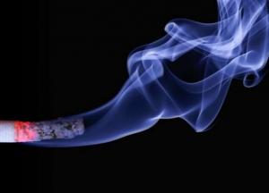 Медики назвали причину рака легких у некурящих
