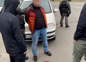 В Киеве задержали двух мужчин, которые требовали у предпринимателя 700 тыс. грн