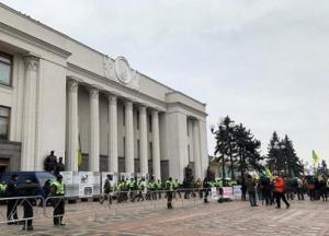 В Киеве участники акции протеста против открытия рынка земли перекрыли движение (фото)