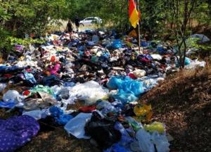 В лесу на Днепропетровщине выбросили фуру секонд-хенда