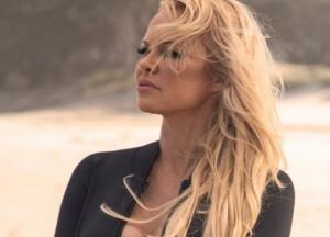 Памела Андерсон устроила "горячую" фотосессию (фото)