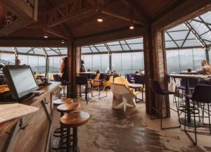 Курорт "Буковель" закроет кафе и рестораны из-за вспышки коронавируса